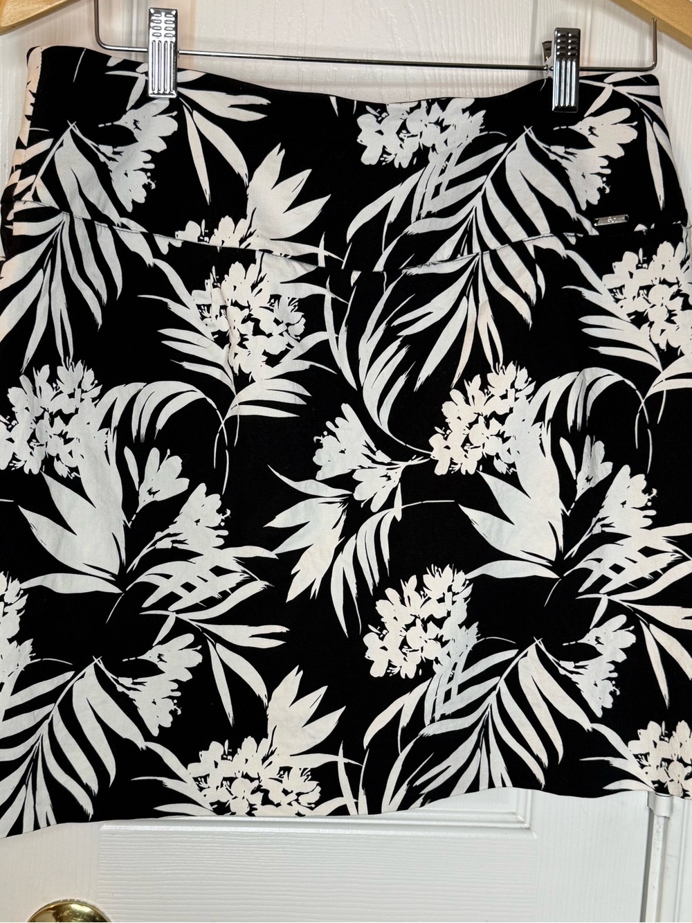 S. C.& Co Black & White Tropical Print Skort L.  A 0064
